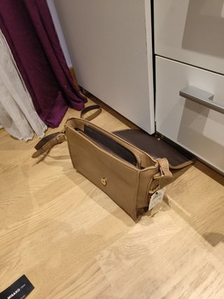 Bolso misako marrón con etiqueta