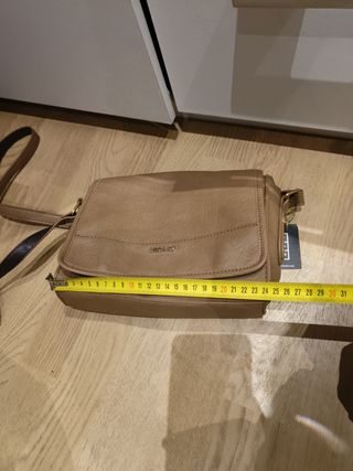Bolso misako marrón con etiqueta