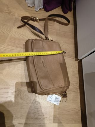 Bolso misako marrón con etiqueta