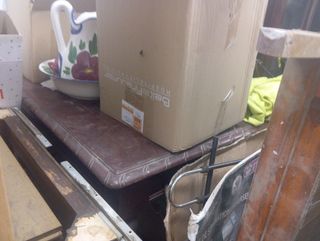 Vengono venduti tutti i tipi di mobili.