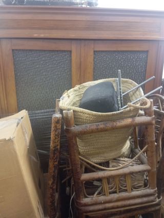 Vengono venduti tutti i tipi di mobili.