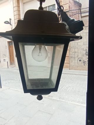 Vengono venduti tutti i tipi di mobili.