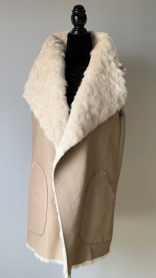 Chaleco beige imitación piel y forrado de pelo