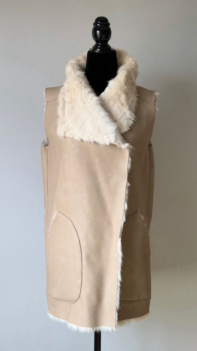 Chaleco beige imitación piel y forrado de pelo