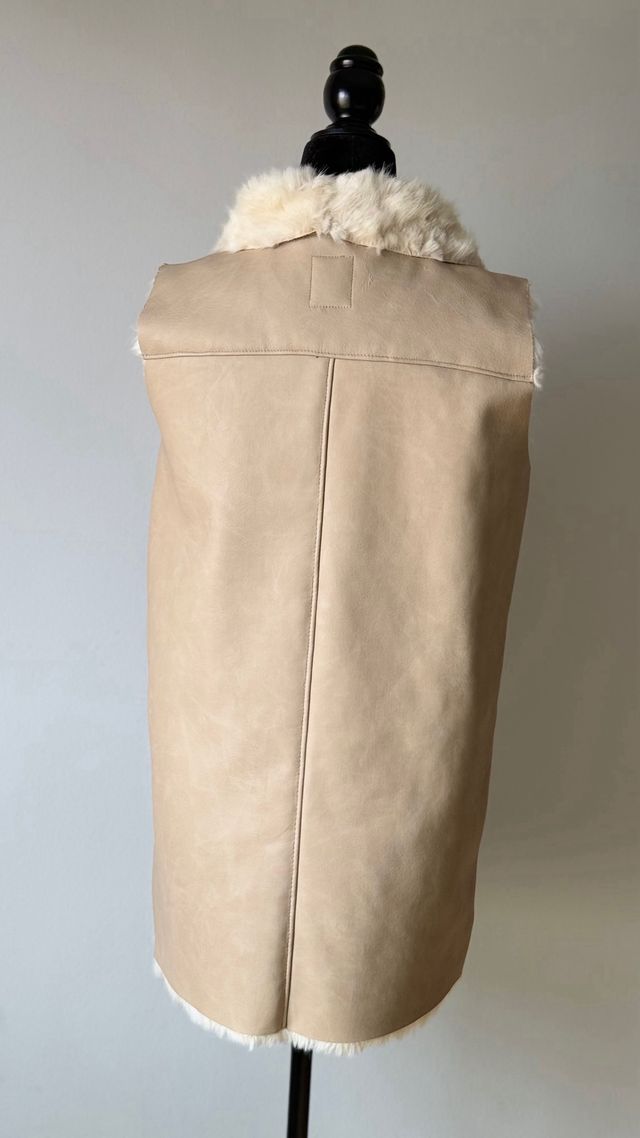 Chaleco beige imitación piel y forrado de pelo