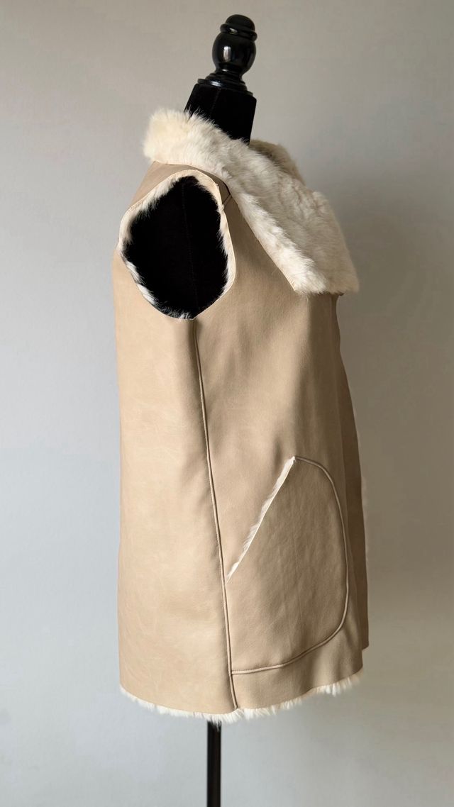 Chaleco beige imitación piel y forrado de pelo