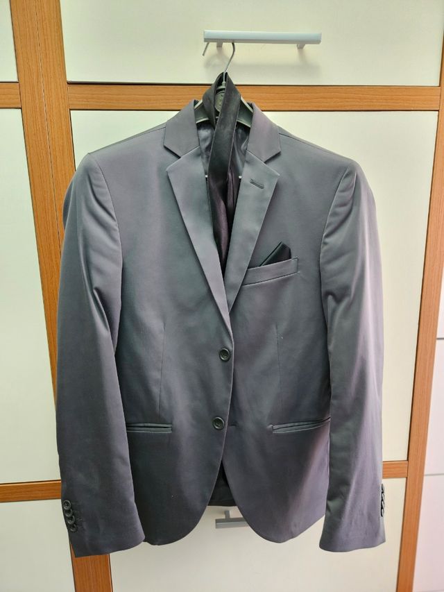 Giacca grigio semi lucido con cravatta 