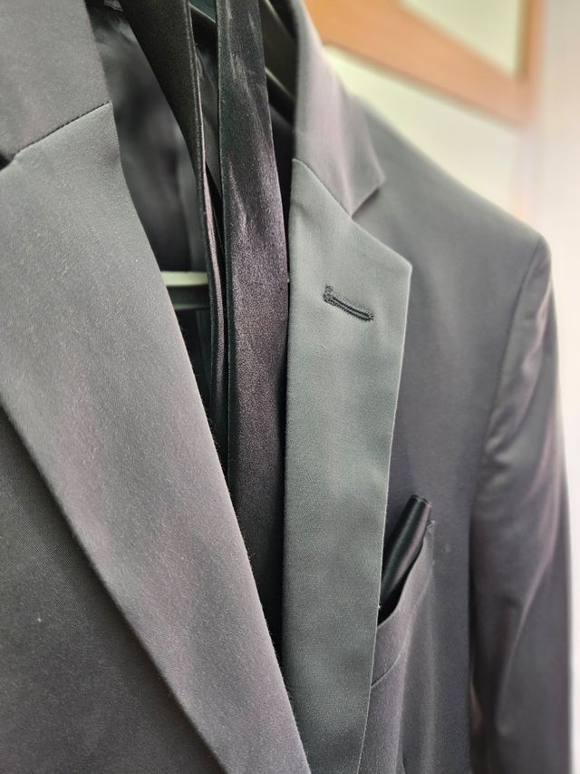 Giacca grigio semi lucido con cravatta 