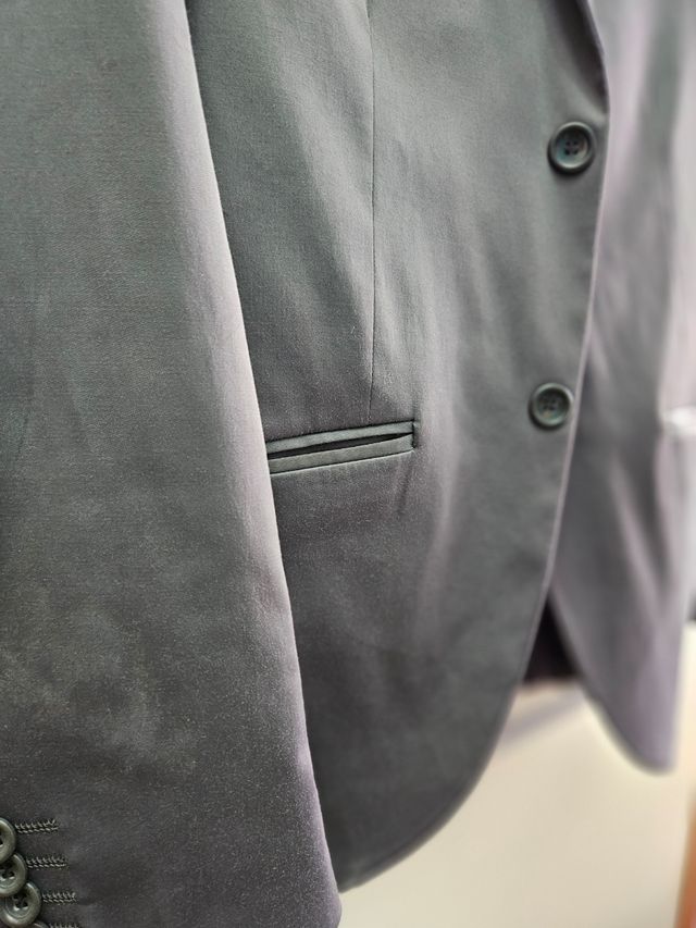 Giacca grigio semi lucido con cravatta 