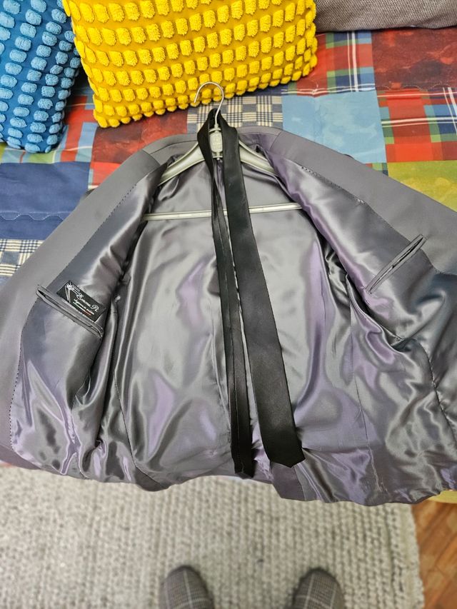 Giacca grigio semi lucido con cravatta 