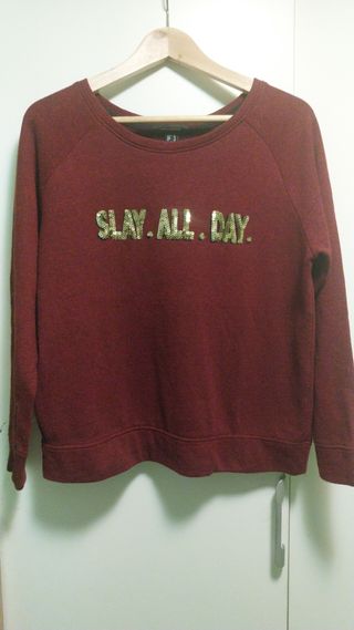 Jersey color granate con cuello redondo