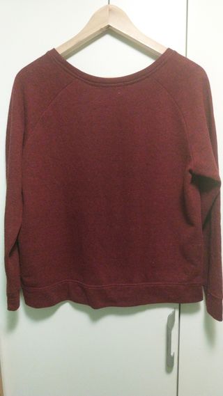 Jersey color granate con cuello redondo