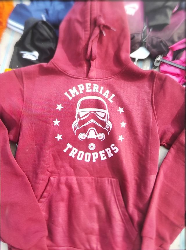 sudadera color burdeos