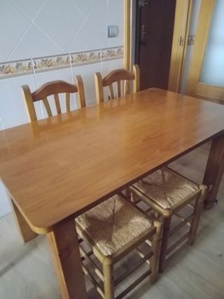 Mesa, cuatro sillas y dos taburetes
