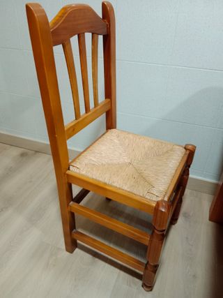 Mesa, cuatro sillas y dos taburetes