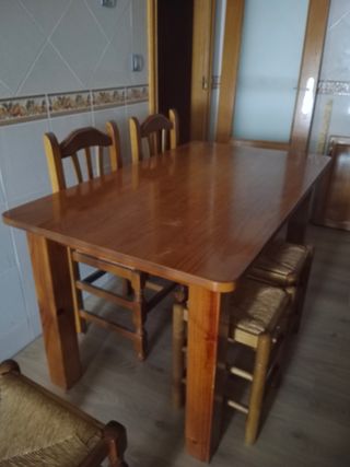 Mesa, cuatro sillas y dos taburetes