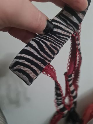 Reggicalze animalier zebrato e rosso 