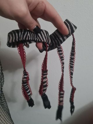 Reggicalze animalier zebrato e rosso 