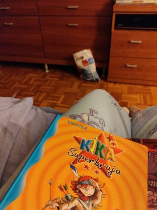 Kika Superbruja y los indios (Spanish Edition)