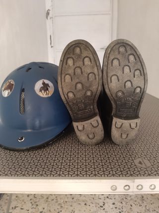 Botas y casco para equitacion
