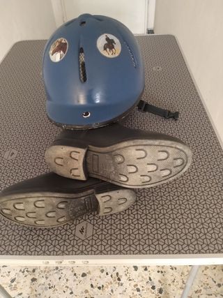 Botas y casco para equitacion
