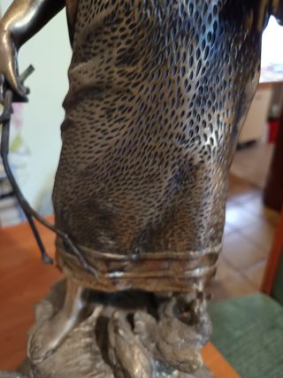 Dama de campo en bronce firmado