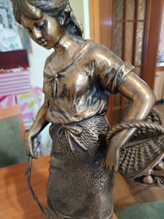 Dama de campo en bronce firmado