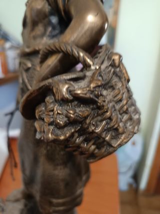 Dama de campo en bronce firmado
