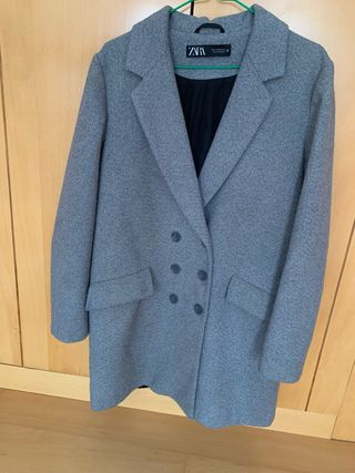 Abrigo corto gris Zara