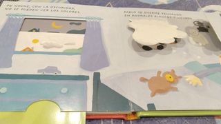 Libro infantil "Colores" con ventanas, movimiento