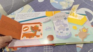 Libro infantil "Colores" con ventanas, movimiento