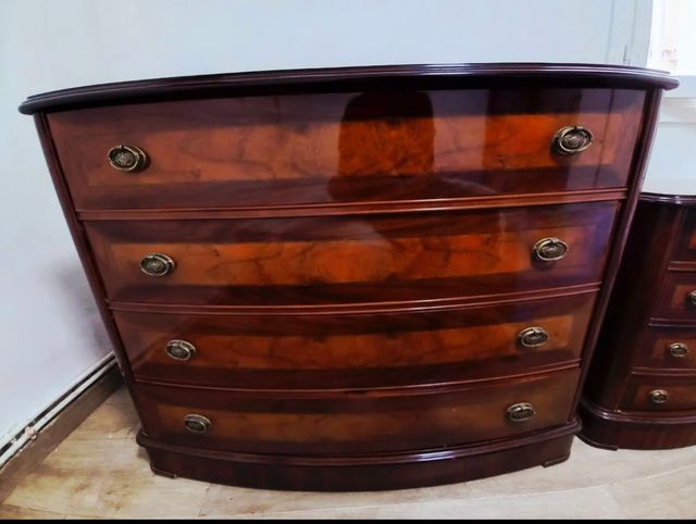 Cajonera de madera barnizada