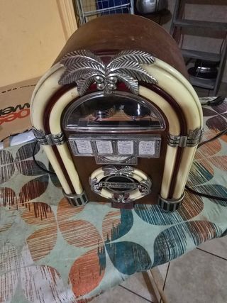 Vendo radio Antica vintage nn  funzionante  jukebo