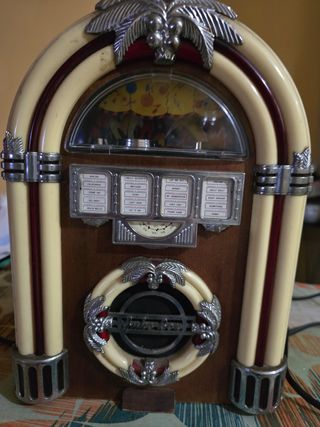 Vendo radio Antica vintage nn  funzionante  jukebo