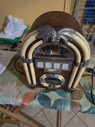 Vendo radio Antica vintage nn  funzionante  jukebo
