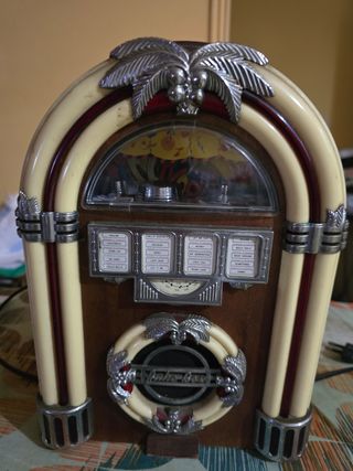 Vendo radio Antica vintage nn  funzionante  jukebo