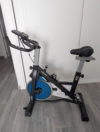 Bicicleta estática prácticamente nueva