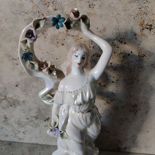 Statuetta in porcellana rumena Apulum