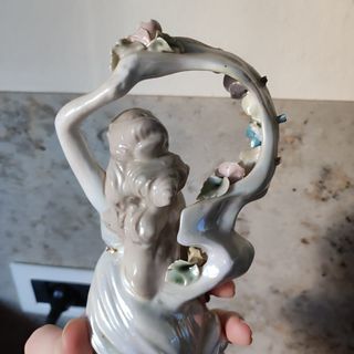 Statuetta in porcellana rumena Apulum