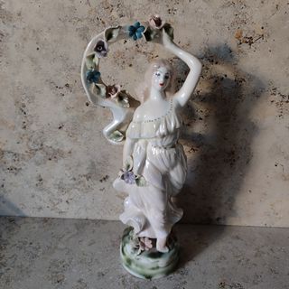 Statuetta in porcellana rumena Apulum