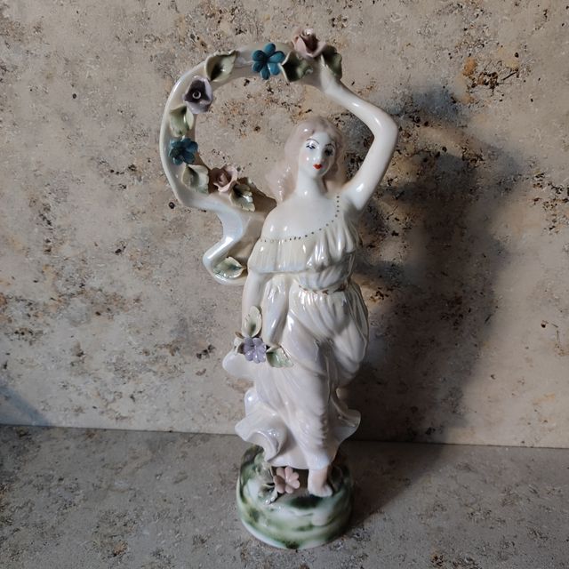 Statuetta in porcellana rumena Apulum