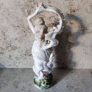 Statuetta in porcellana rumena Apulum