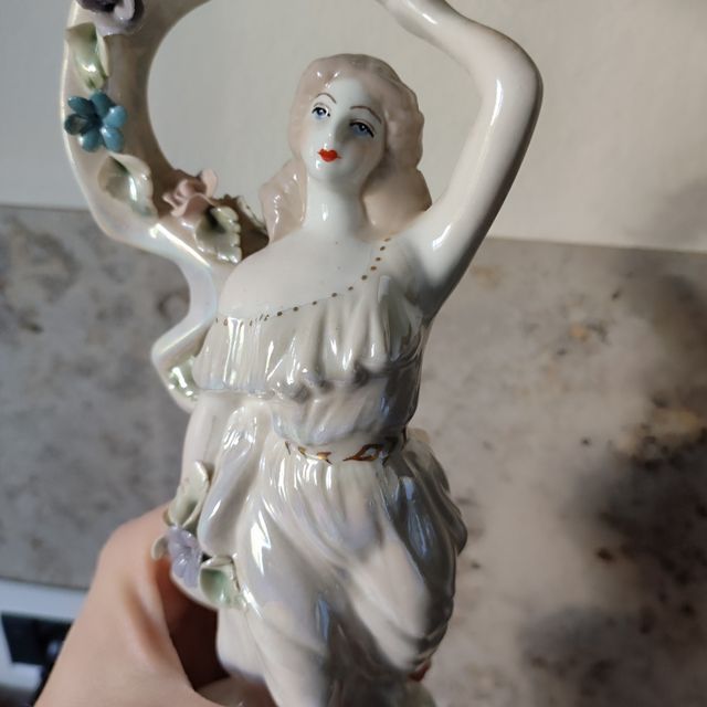 Statuetta in porcellana rumena Apulum