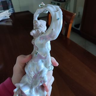 Statuetta in porcellana rumena Apulum