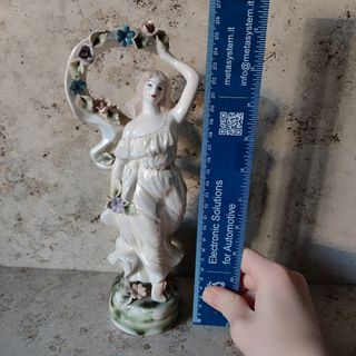 Statuetta in porcellana rumena Apulum