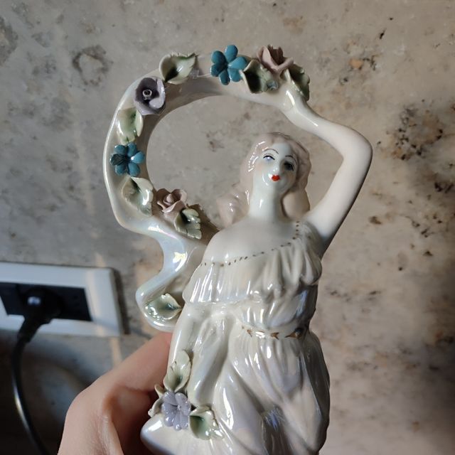 Statuetta in porcellana rumena Apulum