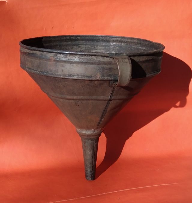 Antico imbuto grande in ferro
