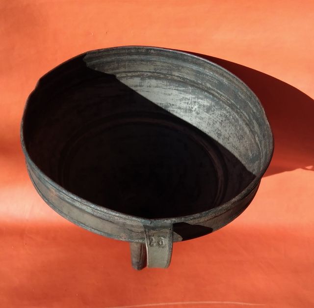 Antico imbuto grande in ferro