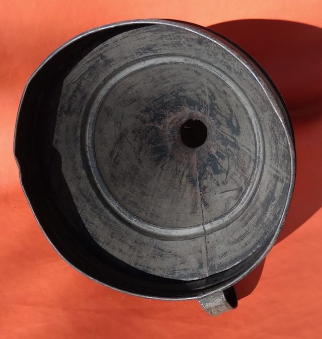 Antico imbuto grande in ferro