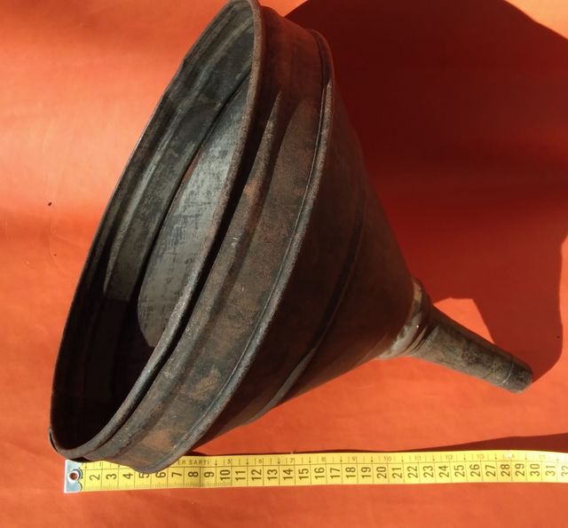 Antico imbuto grande in ferro